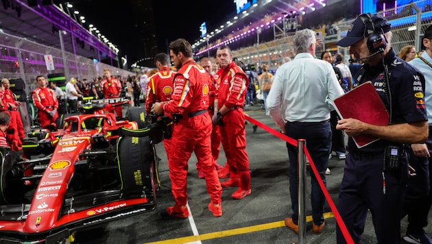 Adrian Newey (re.) inspiziert den Ferrari. Arbeitet er schon bald für die Italiener? (Bild: APA/AFP/Giuseppe CACACE)