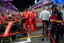 Adrian Newey (re.) inspiziert den Ferrari. Arbeitet er schon bald für die Italiener? (Bild: APA/AFP/Giuseppe CACACE)