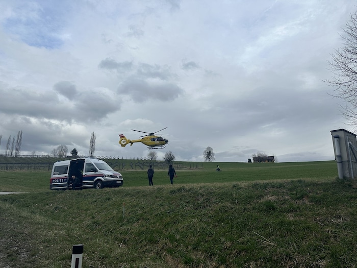 Der verletzte Motorradfahrer wurde mit dem Rettungshubschrauber abtransportiert.