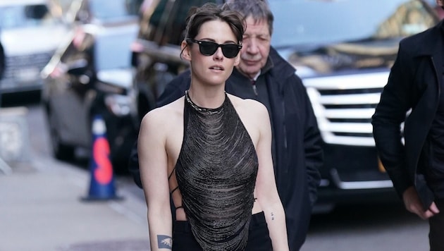 Kristen Stewart attracted a lot of attention in New York with a transparent and backless top. (Bild: Kristin Callahan / Everett Collection / picturedesk.com)