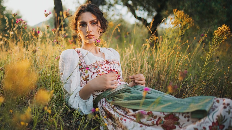 Lena Hoschek ließ sich bei ihren Kreationen von mediterranen Blumenwiesen inspirieren. (Bild: Aida Dapo/iddavanmunster)