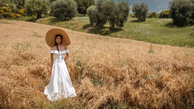 Mit spannenden Schnitten und Naturmaterialien setzt Hoschek die Trägerinnen ihrer Designs in Szene. (Bild: Aida Dapo/iddavanmunster)