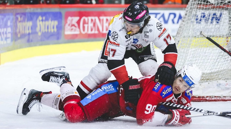 Matt Fraser (unten) häng in der dritten Linie in der Luft. (Bild: GEPA pictures/ Daniel Goetzhaber)