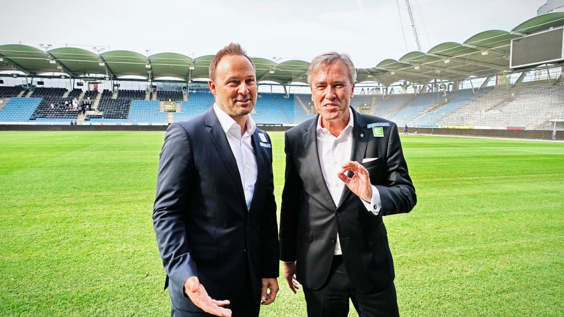 Thomas Tebbich (l.) and president Christian Jauk celebrated the millions in revenue that lifted Sturm to the next level. (Bild: Sepp Pail)