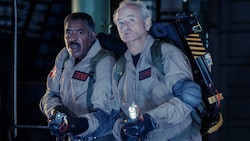 „Ghostbusters: Frozen Empire“ mit den Schauspielern Bill Murray (re.) und Ernie Hadson. (Bild: © 2023 CTMG, Inc. All Rights Reserved. **ALL IMAGES ARE PROPERTY OF SONY PICTURES ENTERTAINMENT INC. FOR PROMOTIONAL USE ONLY.)