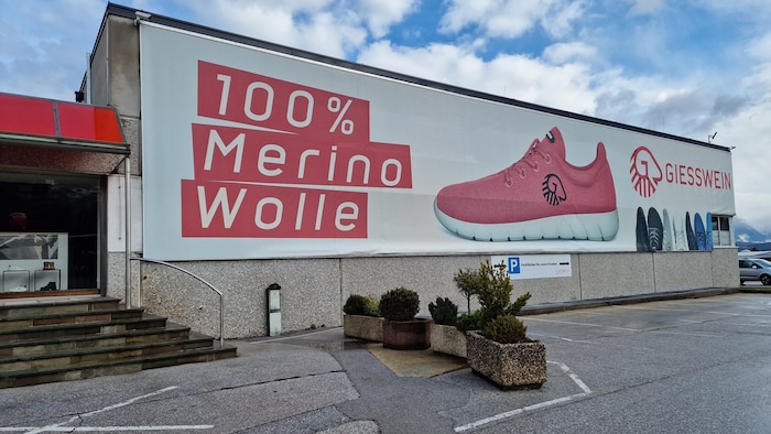 Das Firmengebäude verrät das Erfolgsprodukt, die „Merino Runners“.