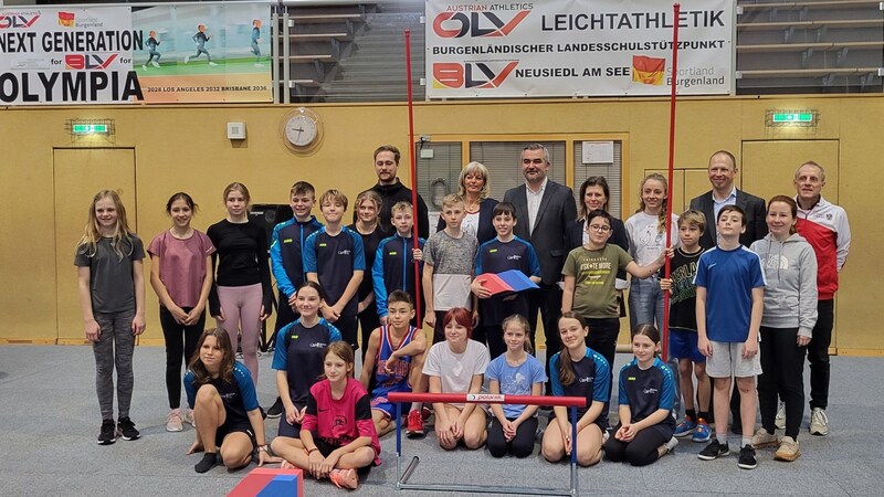 There were new hurdles, starting blocks and poles for the Neusiedl/See sports middle school. (Bild: Verena Höchstätter)