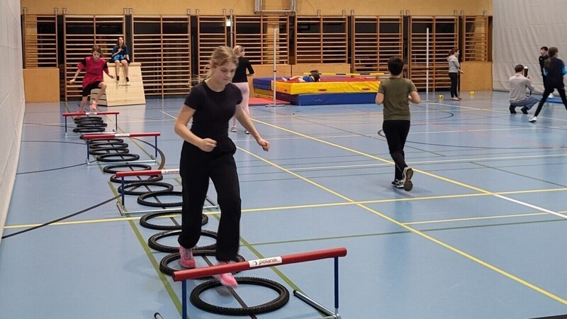 The pupils ran over hurdles and through hoops. (Bild: Verena Höchstätter)