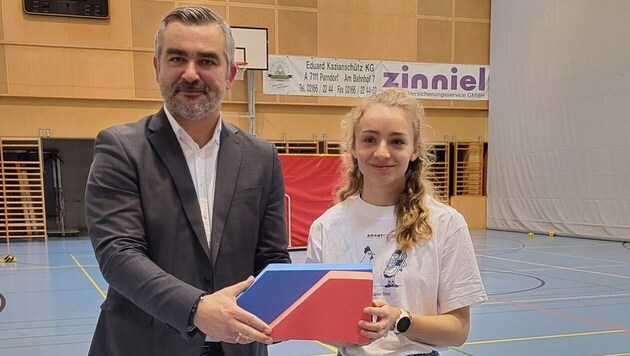 Landesrat Heinrich Dorner mit Leichtathletin Caroline Bredlinger in Neusiedl. (Bild: Verena Höchstätter)