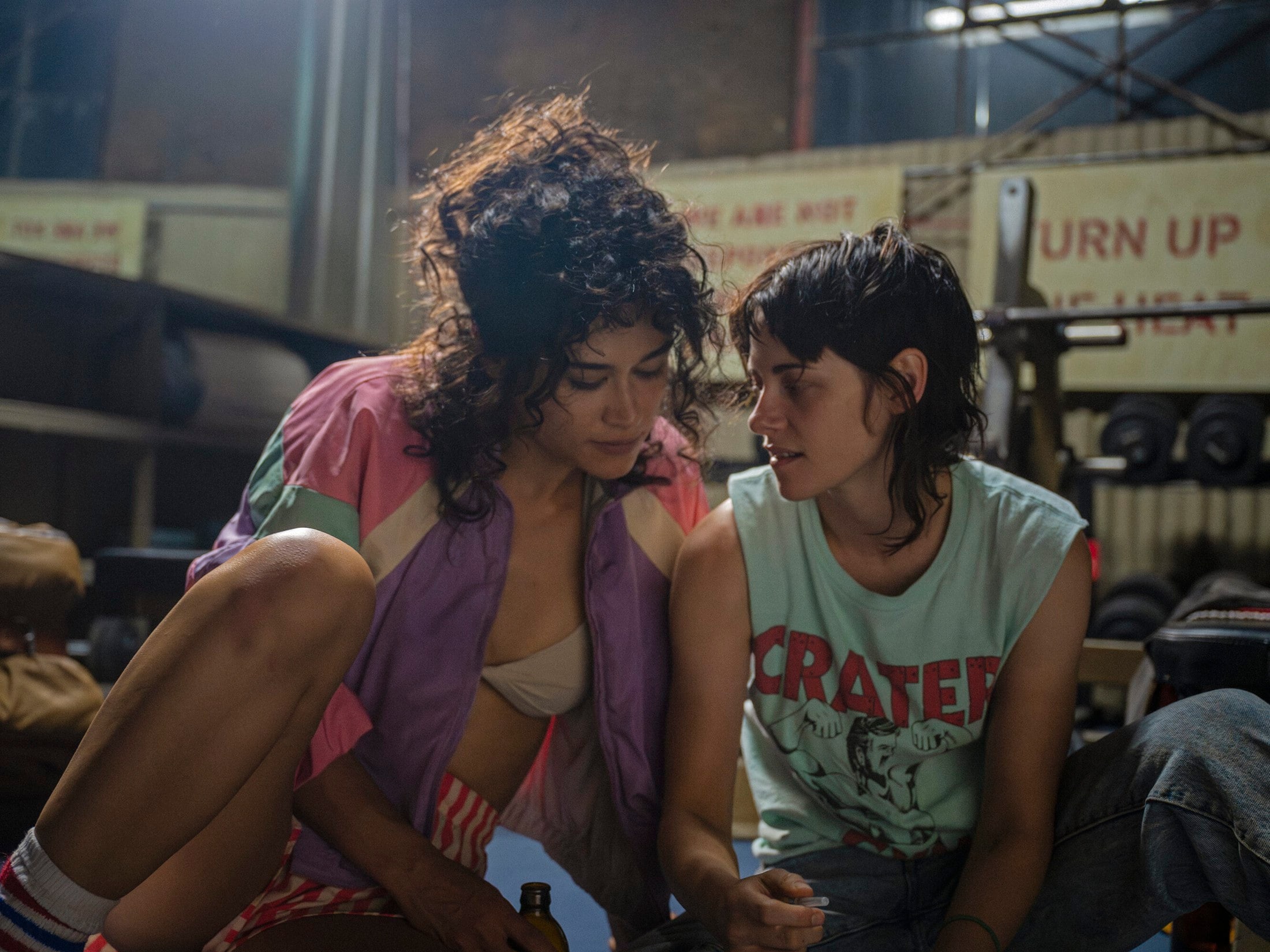 Kristen Stewart und Katy O‘Brian in Love Lies Bleeding (Bild: APA/Anna Koris/A24 via AP © Crack in the Earth LLC)