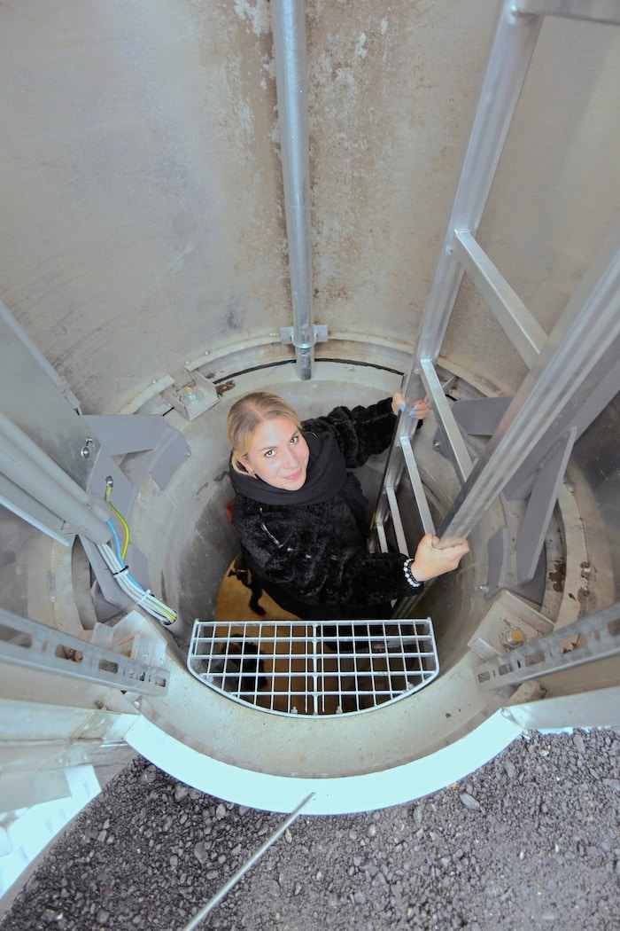 Krone“-Redakteurin Viktoria Graf stieg die sechs Meter durch die Säule in die Tiefe.