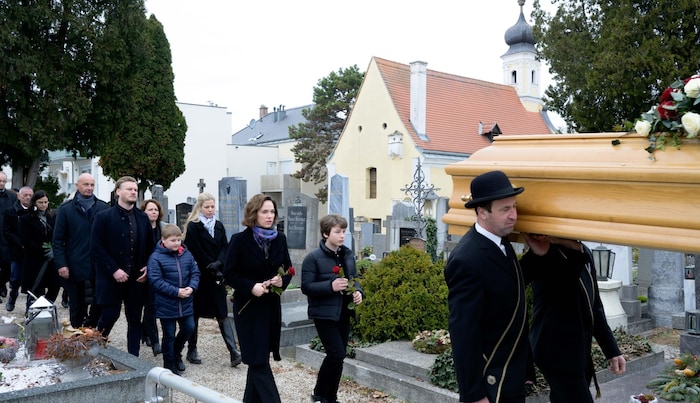 Für den neuen Landkrimi „Acht“ wurde mit rund 70 Komparsen die Friedhofsszene in Langenlois ...