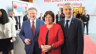 Ludwig, Anderl und Taucher bei der Begrüßung im Foyer der St. Martins Therme im Burgenland. (Bild: Zwefo)