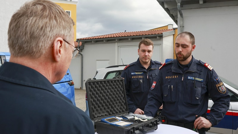 Oberösterreichs Landeshauptmann Thomas Stelzer ließ sich von zwei Beamten in Schärding zeigen, wie kontrolliert wird. (Bild: Daniel Scharinger)