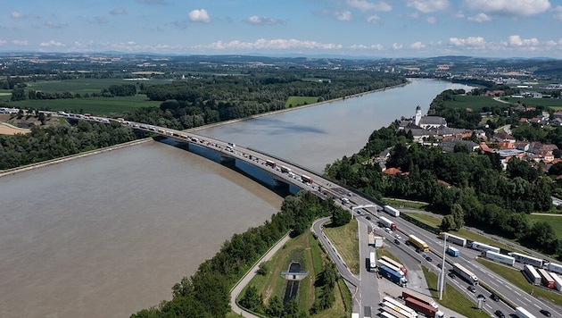 The border between Bavaria and Upper Austria in Suben: up to 14,000 vehicles roll into the country here every day. (Bild: Daniel Scharinger)