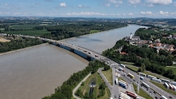 Die Grenze zwischen Bayern und Oberösterreich in Suben: Hier rollen täglich bis zu 14.000 Fahrzeuge ins Land. (Bild: Daniel Scharinger)