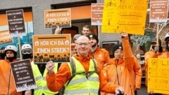 Rund 25 Lieferando-Fahrradboten streikten am Dienstag vor der Salzburger Zentrale für bessere Arbeitsbedingungen. (Bild: Markus Tschepp)