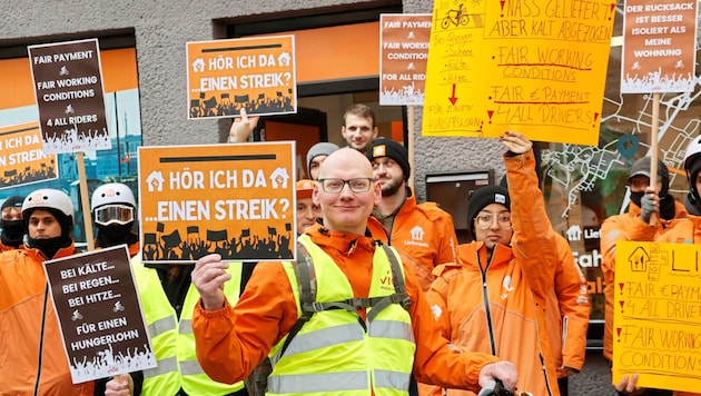 Around 25 Lieferando bike messengers went on strike in front of the Salzburg headquarters on Tuesday for better working conditions. (Bild: Markus Tschepp)