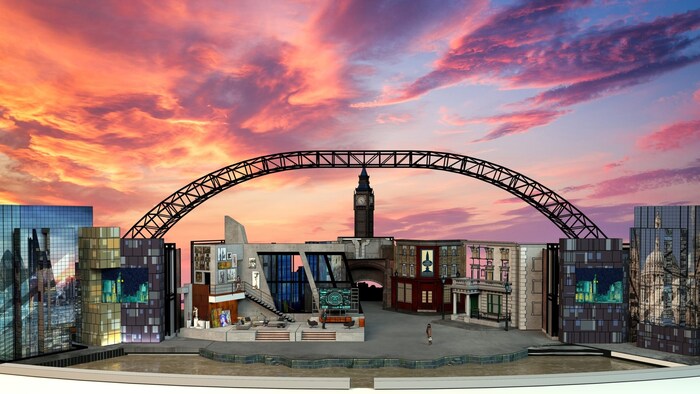 Das spektakuläre Bühnenbild von der pulsierenden Metropole London, in der das Musical spielt, hat Walter Vogelweider entworfen. 