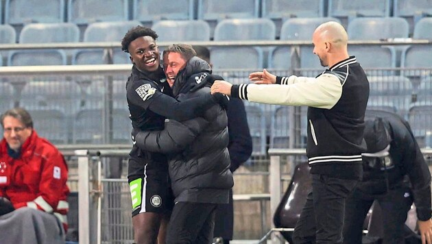 Christian lilzer (r.) freut sich über das Comeback von Seedy Jatta (l.) (Bild: GEPA pictures)