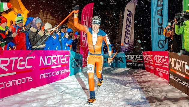 Christof Hochenwarter lief im Flutlicht vor zahlreichen Zusehern am Monte Lussari  als Erster ins Ziel. (Bild: zVg)