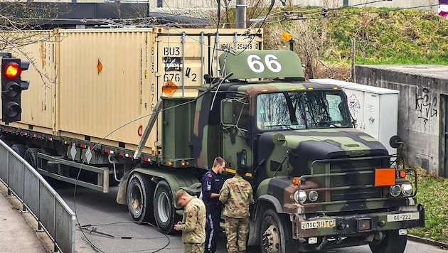 On Monday afternoon, a US Army truck lost its way to the highway underpass and got stuck. Repairing the trolleybus line is extremely expensive. (Bild: Tschepp Markus)