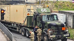 Montagnachmittag verirrte sich ein US-Army-Truck zu der Autobahnunterführung und blieb hängen. Die Reparatur an der Obus-Leitung ist extrem teuer. (Bild: Tschepp Markus)