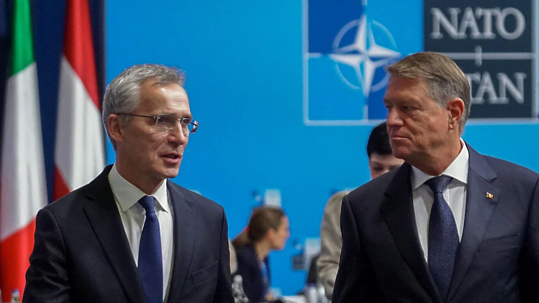 Klaus Johannis (right) is running to succeed Jens Stoltenberg as head of NATO. (Bild: APA/AFP/Andrei PUNGOVSCHI)