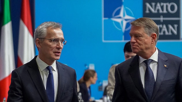 Klaus Johannis (right) is running to succeed Jens Stoltenberg at the head of NATO. (Bild: APA/AFP/Andrei PUNGOVSCHI)