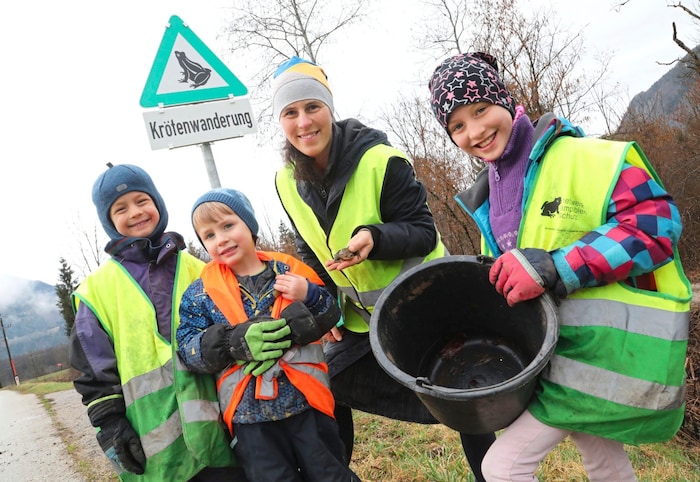 Froschklauber im Einsatz: hier Jacqueline und ihre Kinder Aaron, Lucas und Tabita.