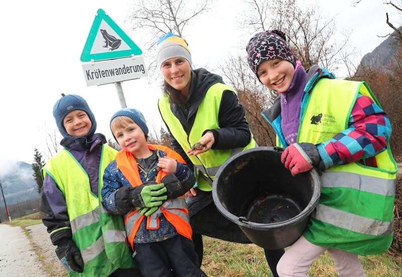 Froschklauber im Einsatz: hier Jacqueline und ihre Kinder Aaron, Lucas und Tabita. (Bild: Uta Rojsek-Wiedergut)