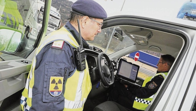 Highly sensitive air detection systems were used to check passing vehicles for radioactive radiation as part of the "Aktion scharf" campaign. (Bild: Uta Rojsek-Wiedergut)
