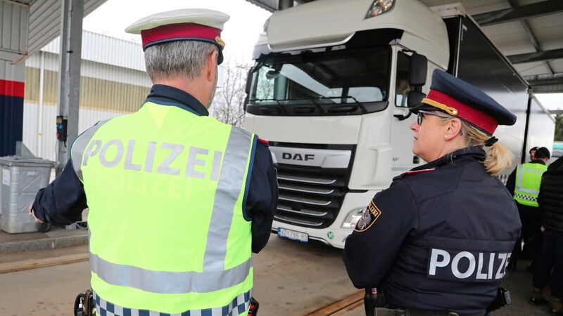 Sämtliche Lkw wurden auf „Verstrahlung“ überprüft. (Bild: Uta Rojsek-Wiedergut)