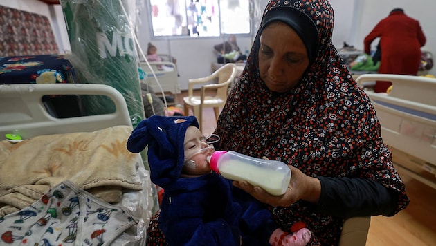 A malnourished baby is nursed up in a clinic in Rafah. (Bild: APA/AFP/MOHAMMED ABED)