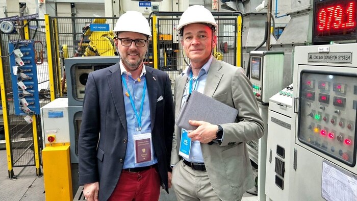 Impressed: Helmut Röck (WKO) and IV Managing Director Gernot Pagger (right).