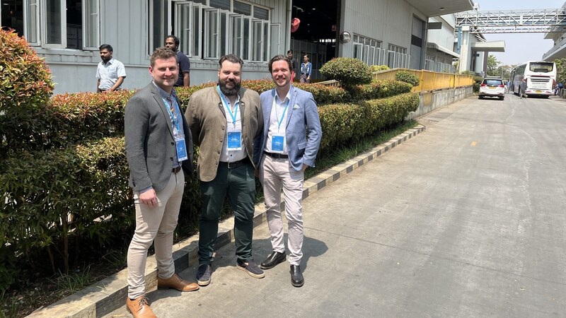 Manuel Gaig und Dominik Velikonja (VEGU) mit Cluster-Chef Michael Liebminger (rechts). (Bild: Stoimaier)