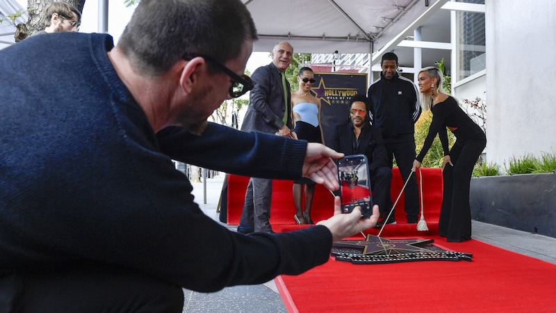 El actor Channing Tatum hace de fotógrafo y fotografía a Steve Nissen, Zoë Kravitz, Lenny Kravitz, Denzel Washington y Sibley Scoles (Bild: AFP)