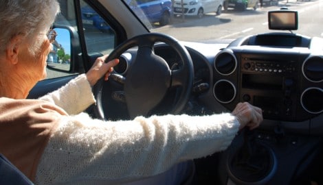 Die 78-Jährige lenkte ihr Auto in ein parkendes Fahrzeug. (Symbolbild) 