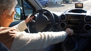 Die 78-Jährige lenkte ihr Auto in ein parkendes Fahrzeug. (Symbolbild) 
