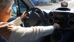 Die Carabinieri waren von einem Zeugen alarmiert worden, der gesehen hatte, wie sich das Auto der Frau auf gefährliche Weise im Kreis bewegte. (Bild: miss_mafalda – stock.adobe.com (Symbolbild))