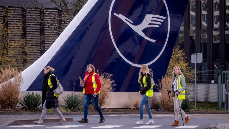 Seit 4 Uhr früh legte das Bodenpersonal der Lufthansa in München seine Arbeit nieder.   (Bild: ASSOCIATED PRESS)