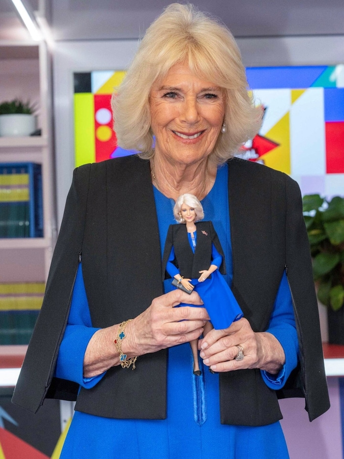 Camilla mit ihrer Barbie-Puppe, die sogar ein ähnliches Armband wie die Königin trägt.