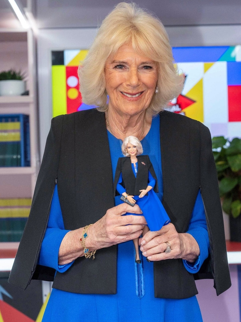 Camilla mit ihrer Barbie-Puppe, die sogar ein ähnliches Armband wie die Königin trägt. (Bild: APA/AFP/POOL/Paul Grover)