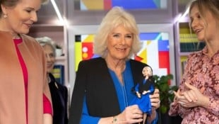 Königin Camilla gab einen Empfang zum Internationalen Frauentag und bekam eine Queen-Camilla-Barbie überreicht.  (Bild: APA/Paul Grover/Pool via AP)