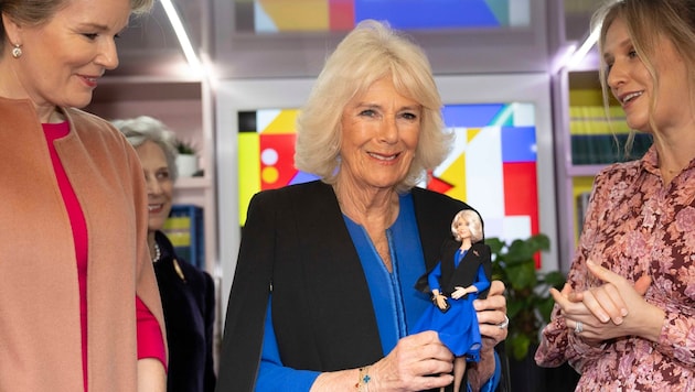 Queen Camilla gave a reception for International Women's Day and was presented with a Queen Camilla Barbie. (Bild: APA/Paul Grover/Pool via AP)