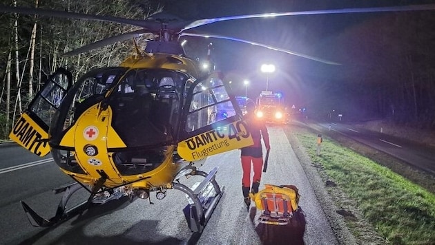 El helicóptero de rescate Christophorus 17 llegó al lugar del accidente. (Bild: FF Grafendorf)