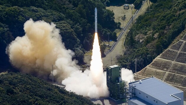The "Cairo" launch vehicle takes off - shortly afterwards it self-destructs. (Bild: AP)