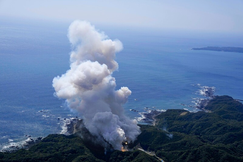 Die Trägerrakete explodierte kurz nach dem Start in Kushimoto. (Bild: AP)