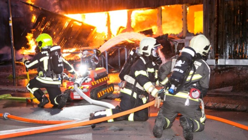 Über 200 Feuerwehrleute waren im Einsatz. (Bild: Mathis Fotografie)