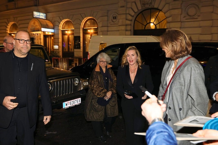 Kate Winslet samt Entourage und Security vor dem Gartenbaukino.